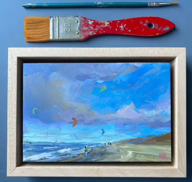 Marieke Ackerman, Kites en wolken, 100 euro, Acrylic on panel in wooden frame, 10x15 cm
