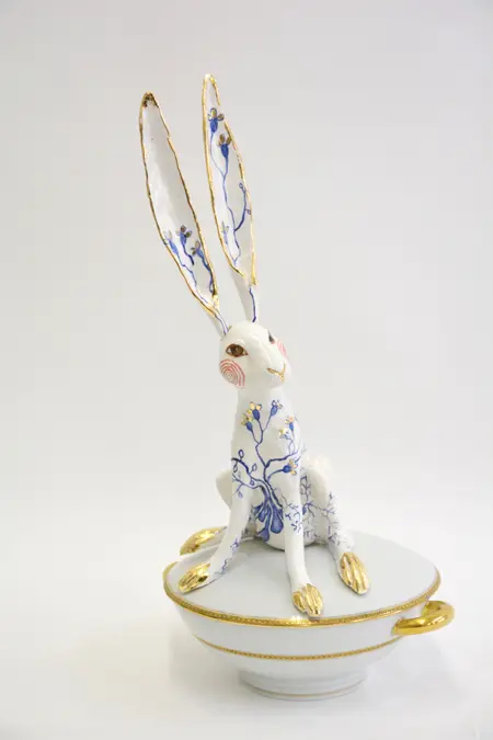 Marijke Janssen, Haas (zonnedauw), Ceramic with gold leaf on old tureen, 50 cm, €.495,-