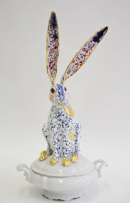 Marijke Janssen, Haas, Ceramic with gold leaf on old tureen, 50 cm, €.495,-