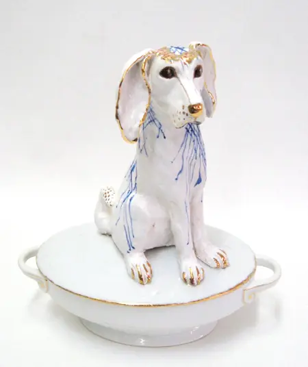 Marijke Janssen, Hond op de pot, Ceramic on old tureen, 20x25x13 cm, €.595,-