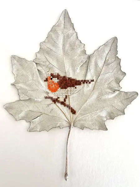Renee Toonen, Roodborstje, 225 euro, Cross-stitches on silver poplar leaf in deep wooden frame, 25x25 cm