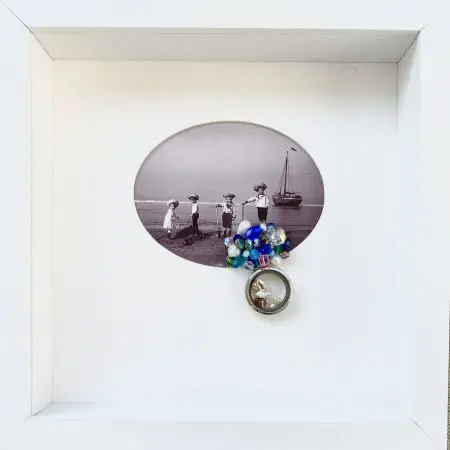 Renee Toonen, Stranddag 1920, 145 euro, Vintage image with Swarovski glass and freshwater pearls and medallion with shells in deep frame, 25x25 cm
