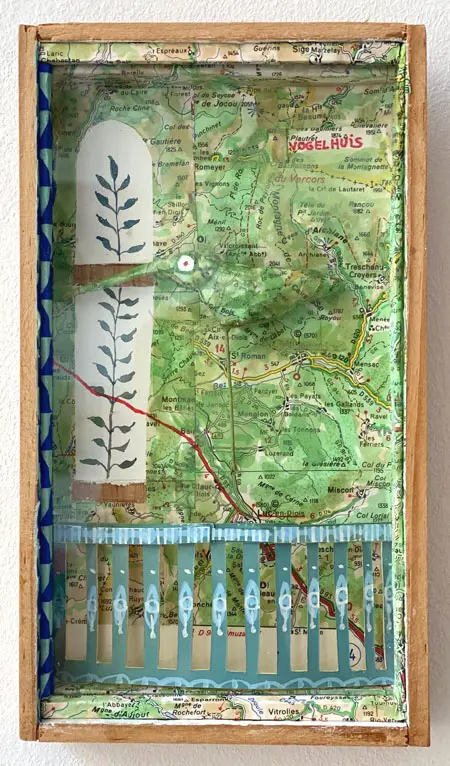 Tamar Rubinstein, Aubergine Volante, Mixed media/collage/drawing in box, 19x11 cm, €.155,-