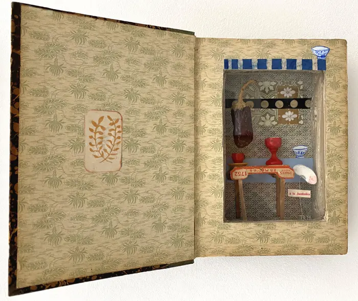 Tamar Rubinstein, Aubergine Volante, Mixed media in book, 20x25x3,5 cm, €.175,-