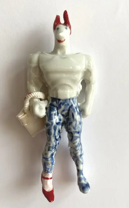 Tamar Rubinstein, Batman met tas, 95 euro, Ceramic, 5x12 cm