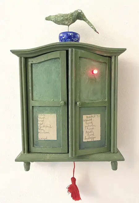Tamar Rubinstein, Birdhouse met licht, Mixed media in wooden cabinet, 14x24 cm, €.165,-