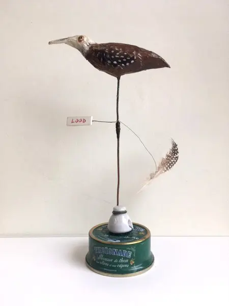 Tamar Rubinstein, Lood en veertje, Mixed media with fish tin, 23x6 cm, €95,-