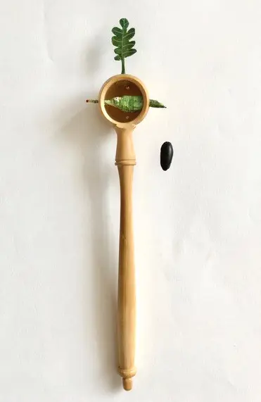 Tamar Rubinstein, Olijflepel 2, 95 euro, Mixed media in olive spoon, 31x6 cm
