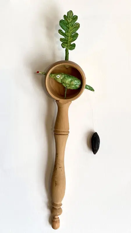 Tamar Rubinstein, Olijflepel, 95 euro, Mixed media in olive spoon, 6x21 cm