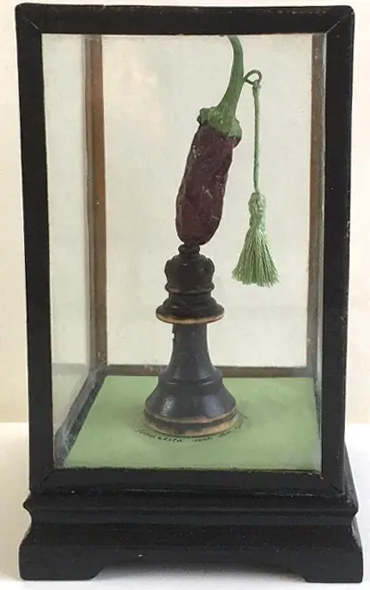 Tamar Rubinstein, Standbeeld voor aubergine, 95 euro, Mixed media in glass box, 7x12 cm