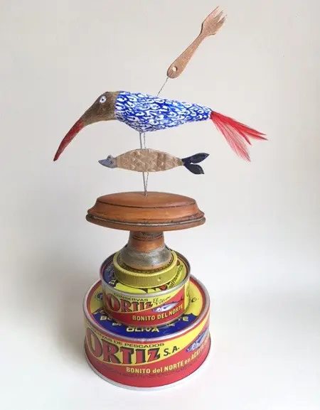 Tamar Rubinstein, Tonijnvogel, 125 euro, Mixed media with fish tin and door knob, 18x13 cm