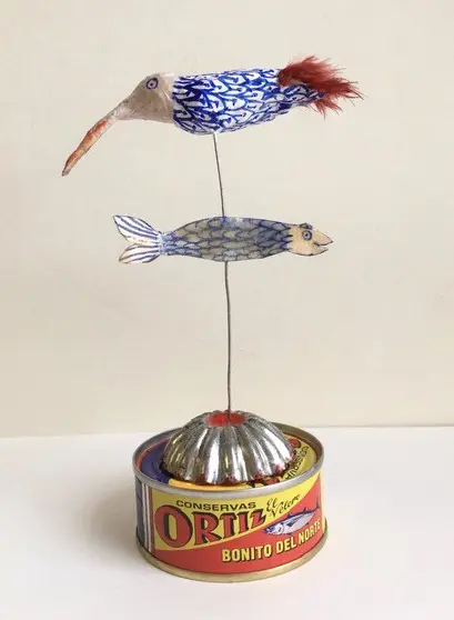 Tamar Rubinstein, Tonijnvogel, Mixed media with paper maché and fish tin, 7x17 cm, €.95,-
