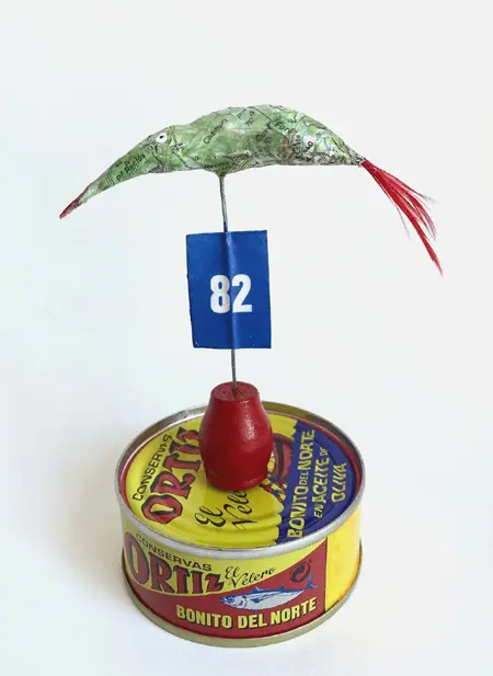 Tamar Rubinstein, Tonijnvogel met 82, 150 euro, Mixed media on tuna tin, 13x9 cm