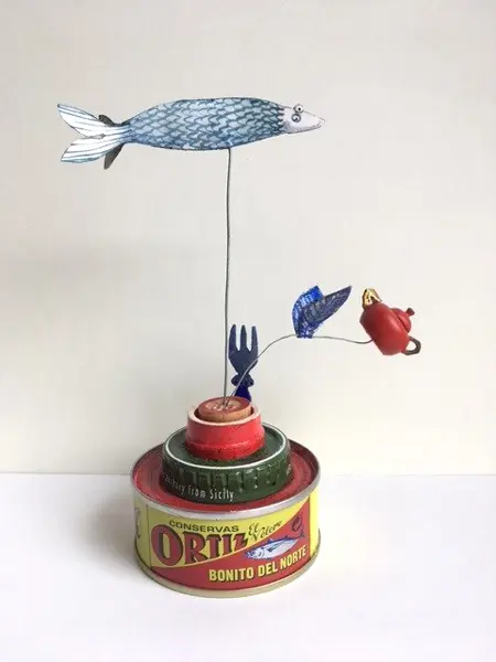 Tamar Rubinstein, vispotje, Mixed media with fish tin, 15x12 cm, €.95,-