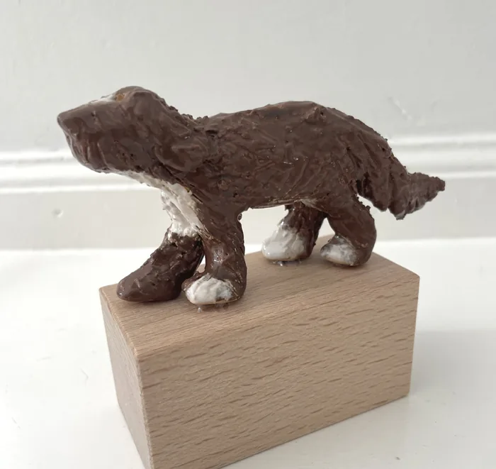Kiki Demelinne, Bruin/witte hond, 55 euro, Ceramic, 10x15x4 cm