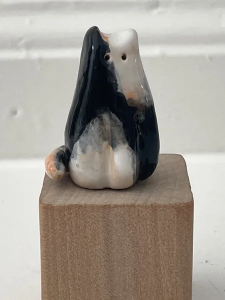 Kiki Demelinne, Kat op blokje, 35 euro, Ceramic, 7x3x3