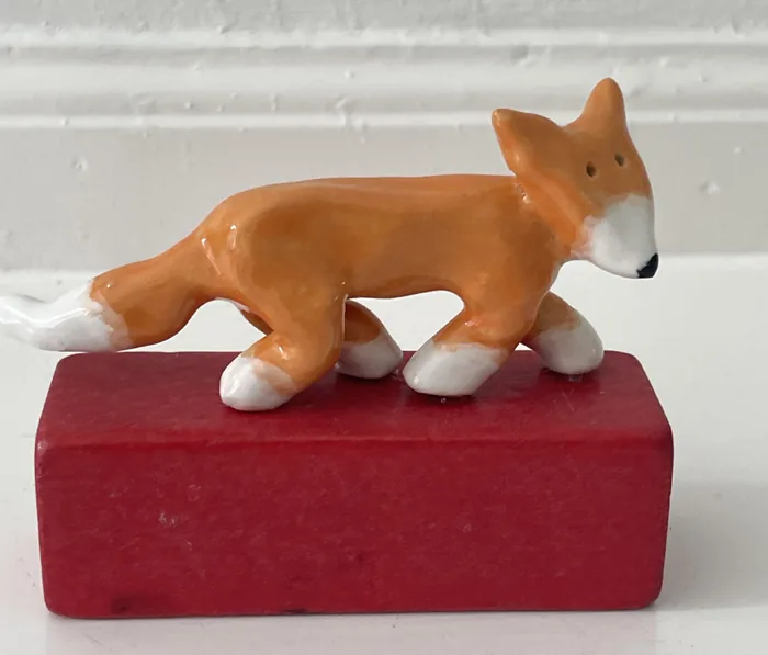 Kiki Demelinne, Vossie op rood blokje, 50 euro, Ceramic, 8x10x3 cm