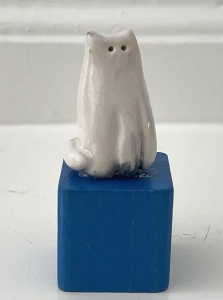 Kiki Demelinne, Witte poes op blauw blokje, 35 euro, Ceramic, 6x3x3 cm